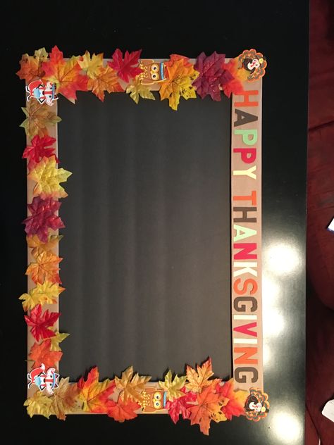 Thanksgiving Selfie Frame Friendsgiving Ideas Photobooth, Thanksgiving Decorations For Pictures, Work Thanksgiving Decorations, Thanksgiving Frame Craft, Thanksgiving Decorations Photo Booth, Thanksgiving Wall Decorations Ideas, Diy Thanksgiving Backdrop Ideas, Friendsgiving Picture Backdrop, Thanksgiving Photo Booth Ideas