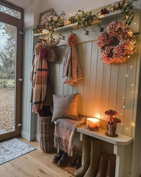 It’s official … it’s snuggle season 🫶🏼🍂🌸 | Instagram Cottage Hallway, Hallway Inspiration, Mudroom Decor, Interior Design Per La Casa, Hallway Designs, Hal Decor, Country Interior, Hall Decor, Boot Room