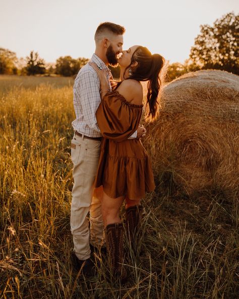 I’ll never get over golden sunsets ✨☀️🍂 #westernstyle #westernfashion #westernphotoshoot #westerncouple #westernphotography #westernphotographer #westernlifestyle #country #westernwedding #westernweddingphotographer #weddingphotography #weddingphotographer #oklahomaphotographer #travelweddingphotographer Couples Country Photoshoot, Country Family Photos, Country Photoshoot, Family Photo Sessions, Photography Design, Photo Session, Family Photo, Pho, Photo Sessions