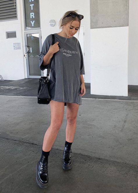 Combat Boots Outfit Summer, Dress With Combat Boots, Summer Boots Outfit, Outfits Leggins, Mid Size Outfits, Combat Boot Outfits, Combat Boot Outfit, Oversize Tshirt Outfits, Outfit Oversize