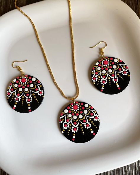 Dot Painting Jewelry, Dot Art Earrings, Diy Elegant Earrings, Terracotta Jewellery Making, Terracotta Jewellery Designs, Surf Yoga, Mandala Jewelry, Diy Fabric Jewellery, Diy Jewelry Display