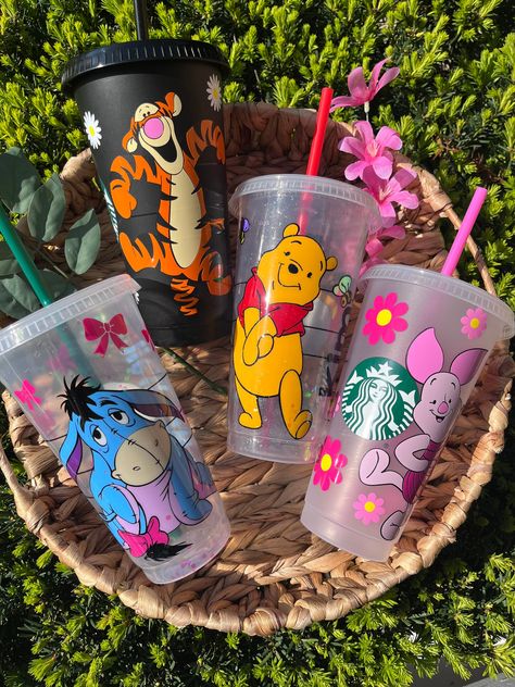 Cricut Cup Ideas Vinyls Disney, Starbucks Reusable Cups Design, Disney Cups Vinyl, Cute Starbucks Cup Designs, Cricut Cup Ideas, Cute Cups Tumblers, Starbucks Cup Vinyl, Cool Cups, Paper Castle