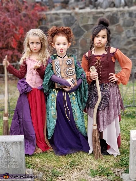 Sanderson Sisters Costumes Diy, Hocus Pocus Costume Diy, Mary Sanderson Costume, Winifred Sanderson Costume, Sanderson Sisters Costumes, Hocus Pocus Halloween Costumes, Hermanas Sanderson, Cheer Gym, Sister Halloween Costumes