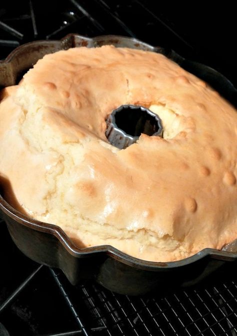 Coconut Buttermilk Pound Cake, Coconut Pound Cake Recipe Bundt Pans, Coconut Pound Cake Recipes Moist, Coconut Pound Cake Recipe, Moist Coconut Cake Recipe, Banana Pound Cake, Coconut Pound Cake, Cake With Berries, Coconut Pound Cakes