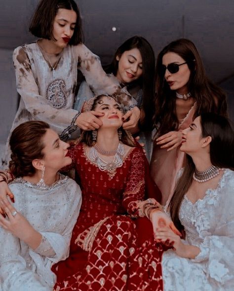 Bridesmaid Indian, Bridesmaid Poses, Bridesmaid Pictures, Bride Friend, Sisters Photoshoot Poses, Bridesmaid Photoshoot, Bride Photos Poses, Indian Wedding Poses, Groom Photoshoot