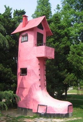 Shoe Houses Whimsical Buildings, Weird Houses, Strange Buildings, Unusual Architecture, Roadside America, Crazy Houses, Forgotten Places, Unusual Buildings, Unusual Homes