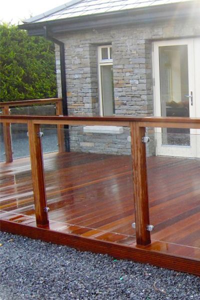 Make sure your garden is summer-ready by installing glass balustrades for decking and patios. Glass balustrades are the perfect option for outdoor spaces, allowing for uninterrupted views without any compromise of safety. Find out more about the designs available, including frameless glass balustrades, wooden and steel handrails, and the various options for balustrade fixings, in our blog. Glass Balustrade Outdoor, Glass Deck Railing Ideas, Patio Balustrade Ideas, Deck Balustrade Ideas, Glass Balcony Ideas, Wooden Balustrade, Balustrade Ideas, Glass Balcony Railing, Glass Railing Deck