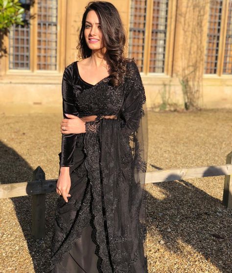 214.3k Likes, 1,006 Comments - Anita H Reddy (@anitahassanandani) on Instagram: “Living my #YRF dream via #YHM #Saree in 1 degree Celsius #Transparent #Classic #Black #Saree…” Black Net Saree, Anita Hassanandani, Orang India, Hd Mobile Wallpaper, Wallpaper 1080p, Sarees For Girls, Lace Saree, Modern Saree, Gaun Fashion