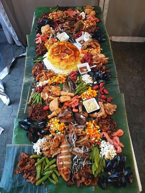 Filipino Food Wedding, Kamayan Food Ideas, Filipino Food Party Table, Filipino Party Food Ideas, Pinoy Party, Filipino Food Party, Kalibo, Filipino Food Dessert, Food Spread