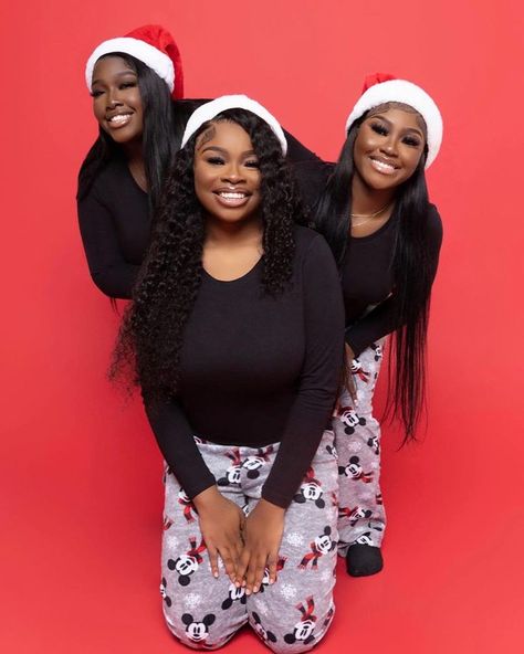 Friend Group Christmas Pictures, Christmas Baddie Outfits, New Year Photoshoot, Christmas Pictures Outfits, Mother Daughter Photoshoot, Christmas Poses, Christmas Family Photoshoot, Xmas Photos, Holiday Photoshoot