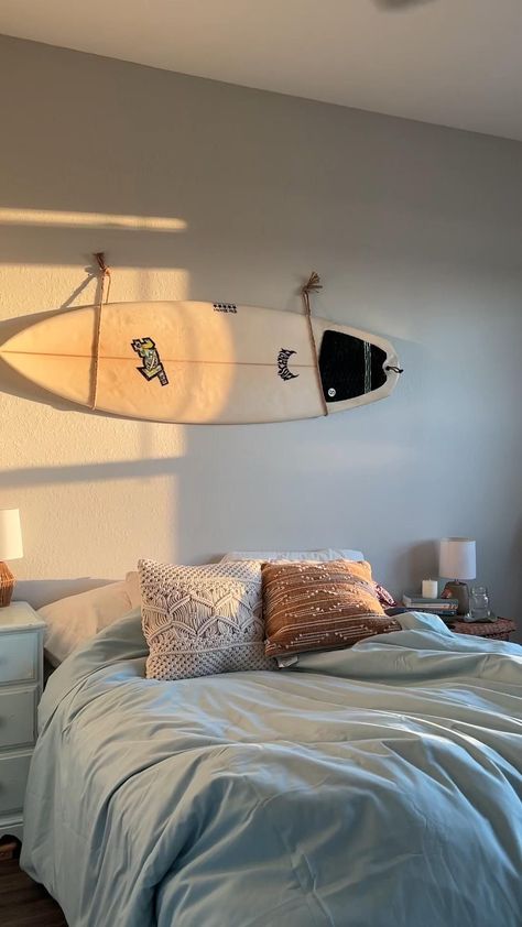 Small Summer Room Ideas, Beachside Bedroom Ideas, Beachy Bedroom Ideas Bohemian, Surfboard Over Bed, Bedroom With Surfboard, Minimalist Surfer Bedroom, Beach Bed Ideas, Beachy Room Asthetics, Beachy Surfer Bedroom