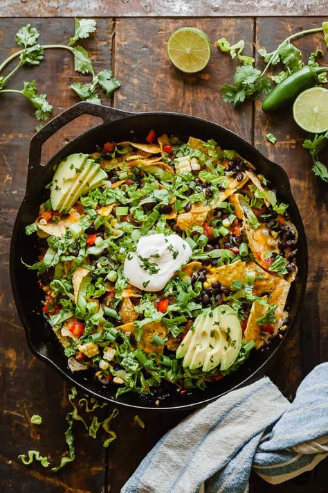 Camping Nachos, Nachos Vegetarian, Trail Meals, Campfire Nachos, Vegetarian Camping Recipes, Vegetarian Camping, Vegan Camping Food, Nacho Recipes, Cabin Food