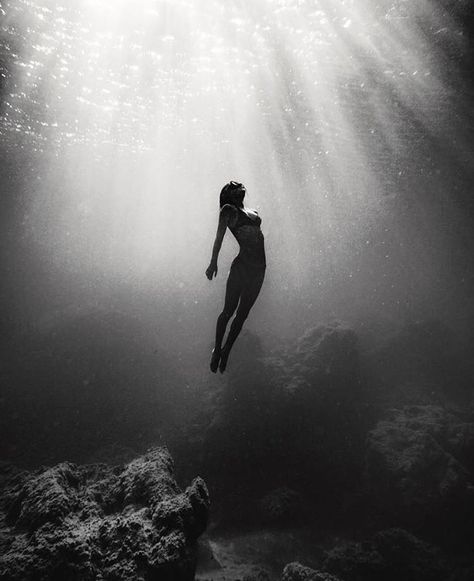 Photographie Art Corps, Underwater Photoshoot, Underwater Portrait, Black And White Photo Wall, Underwater Art, Black And White Picture Wall, Underwater Photos, Water Photography, Foto Art