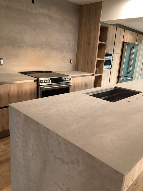 Limestone Quartz Countertops, Quartz Concrete Countertops, Microcement Kitchen Countertops, Modern Stone Kitchen Design, Modern Concrete Countertops, Ceasarstone Countertops Bianco Drift, Kitchen With Stone Countertops, Caesarstone Primordia Countertop, Primordia Caesarstone Kitchen