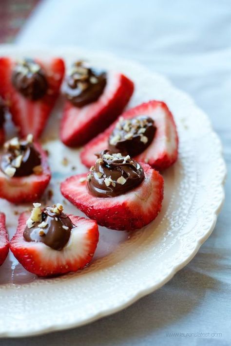 Forget deviled eggs. Strawberries topped with Nutella make the perfect party appetizer! Deviled Strawberries, Strawberry Topping, Buffalo Chicken Dip, Dessert Ingredients, Covered Strawberries, Chocolate Covered Strawberries, Appetizers For Party, Dessert Bars, Finger Food