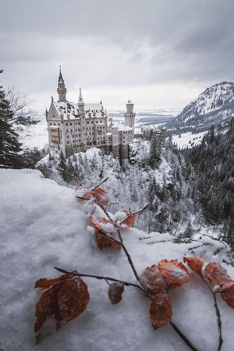 Castle Snow, Castle Neuschwanstein, Easter Feast, Snow Castle, Castle Exterior, Winter View, Gothic Castle, Big Scary, Castle Aesthetic