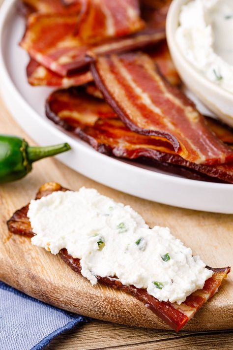 Crunchy Keto Bacon Chips with Homemade Jalapeno Cream Cheese - Keto Pots Creamy Cheese Dip, Jalapeno Cream Cheese, Bacon Chips, Chip Recipe, Kale Chips Baked, Parmesan Chips, Baked Kale, Keto Bacon, Healthy Chips