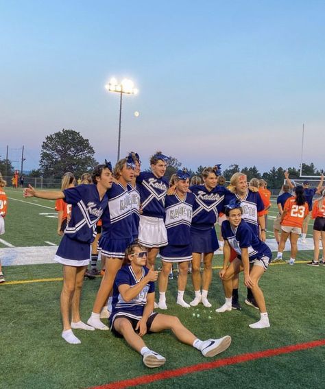 American Core Outfits, American High School Outfit, Powderpuff Cheerleaders, Romatizing School, Powder Puff Football, Highschool Life, America Aesthetic, Cheer Season, High School Parties