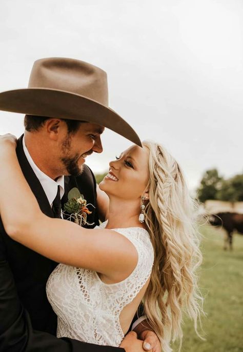 Western Wedding Couple, Wedding Ideas Groomsmen, Groomsmen Attire Ideas, Western Wedding Groomsmen, Country Wedding Groomsmen, Casual Country Wedding, Wedding Photos Groom, Groomsmen Wedding Photos, Western Weddings