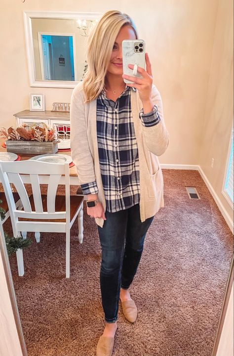 Flannel Professional Outfit, Oversized Flannel Outfits Work, Plaid Work Outfit, Holiday Flannel Outfit, Flannel Shirt Outfit Women Work, Teacher Flannel Outfit, Flannel Womans Outfit, Flannel Teacher Outfit, Flannel Work Outfit Business Casual