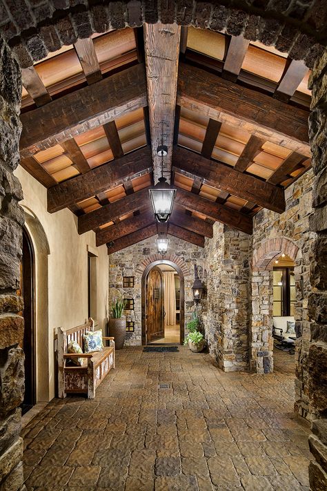 Mediterranean Entryway, Tuscan Style Homes, Hacienda Style Homes, Tuscan Design, Casa Country, Shelves Diy, Tuscan House, Casas Coloniales, Spanish Style Homes