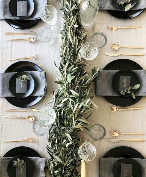 Black, green and gold for a party table setting. Love the all green in the middle. Festive Table Setting, Rustic Wedding Decorations, Tafel Decor, Dinner Party Table, Party Table Settings, Festive Tables, Christmas Table Settings, Wedding Table Settings, Black Plates