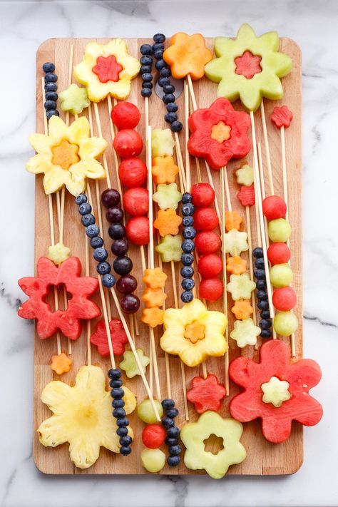 Fruit Bouquets, Edible Fruit Arrangements, Fruit Platter Designs, Fruits Decoration, Fruit Creations, Edible Bouquets, Best Edibles, Fruit Skewers, Fruit Kabobs