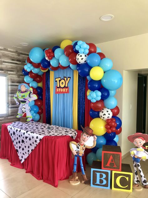 Woody Party, Woody Birthday, 4de Verjaardag, Baby Birthday Party Theme, Toy Story Party Decorations, 2nd Birthday Party For Boys, Toy Story Baby, Boys 1st Birthday Party Ideas, Toy Story Theme