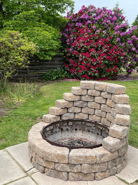 Aesthetic Backyard, Paver Fire Pit, Backyard Aesthetic, Kitchen Backyard, Simple Deck, Outside Fire Pits, Brick Fire Pit, Outdoor Fire Pit Designs, Diy Backyard Patio