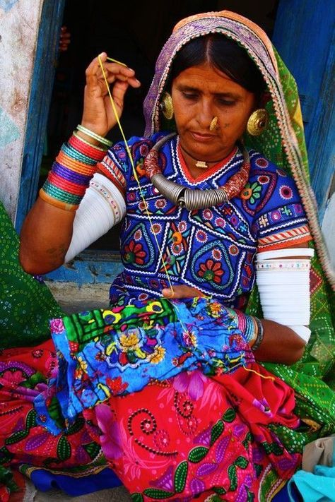 Meeting Women Artisans in Hodka Village, Gujarat, India. Meeting Women, Orang India, India Textiles, Artisan Fashion, Boho Shops, Indian Crafts, Indian Textiles, Indian Embroidery, Annual Report