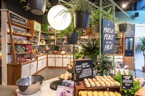 Lush Shop, Lush Store, Vitrine Design, Window Display Retail, Spa Store, Eco Store, Lush Cosmetics, Brick Architecture, Health Shop