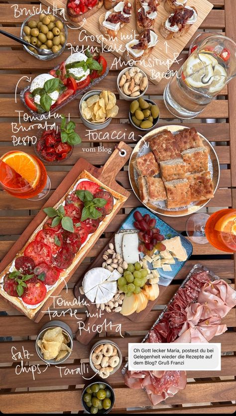 Italian Table Aesthetic, Swedish Table Food Ideas, Home Dinner Birthday Party, Italian Food Birthday Party Ideas, Italian Food Ideas Parties, Summer Wedding Dinner Menu Ideas, Italian Food Birthday Party, Summer Dinner Party Aesthetic Food, Italian Brunch Aesthetic