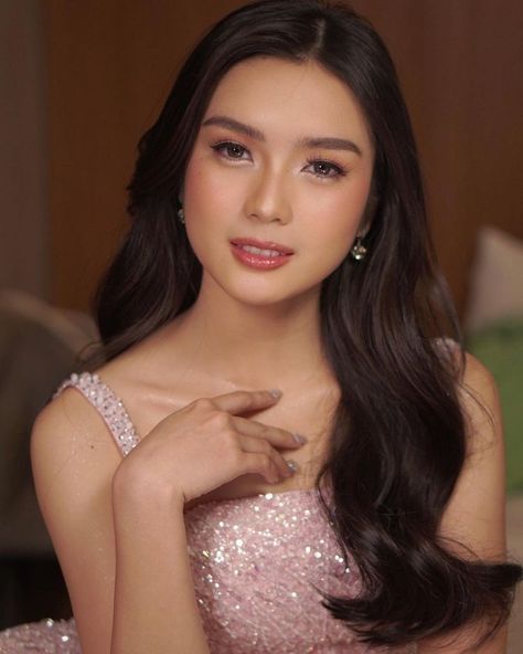 Debut Hairstyles, Graduation Look Makeup, Filipino Makeup, Francine Diaz, Filipino Clothing, Graduation Look, Soft Makeup Looks, Bridal Makeup Looks, Hair Up Styles