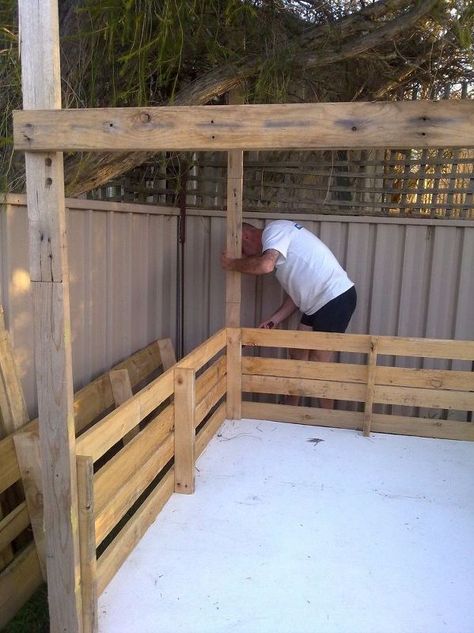 Pallets Bed, Diy Cubby, Cubby House Ideas, Cheap Privacy Fence, Stepping Stone Walkways, Large Backyard Landscaping, Patio Privacy Screen, Cubby House, Big Backyard