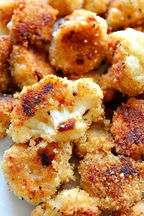 Roasted Garlic Parmesan Cauliflower Recipe - crispy cauliflower bites with garlic Parmesan breading, baked in the oven instead of fried. So tasty! Crispy Cauliflower Bites, Garlic Parmesan Cauliflower, Crispy Cauliflower, Parmesan Cauliflower, Pasta Vegetariana, Roasted Vegetable Recipes, Cauliflower Recipe, Cauliflower Bites, Vegetable Side