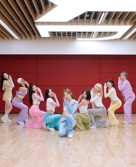 Kpop Dance Practice Outfits, Kawaii Street Fashion, Dr Closet, Dance Outfits Practice, Sana Momo, Practice Outfits, Stage Costume, Born Pink, Set Me Free