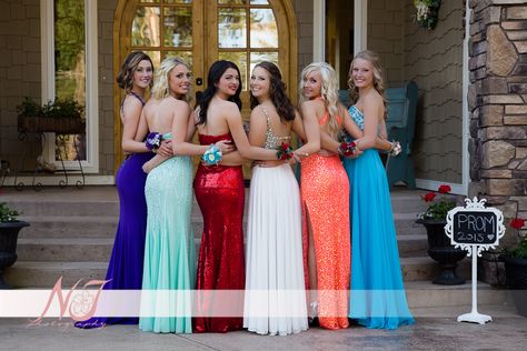 Prom Ideas Pictures, Prom Group Poses, Prom Pictures Group, Prom Photography Poses, Homecoming Poses, Prom Pictures Couples, Prom Goals, Prom Picture Poses, Dance Picture Poses