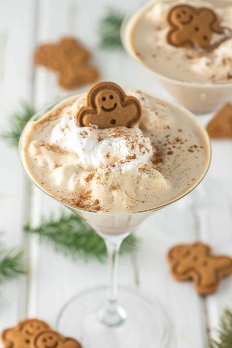 With gingerbread syrup, Baileys, vodka and cream, this gingerbread martini tastes like the famous cookie in cocktail form. #gingerbreadmartini #martini #holidaycocktail | chiselandfork.com Gingerbread Martini, Holiday Martinis, Xmas Drinks, Gingerbread Syrup, Christmas Foods, Holiday Cocktail, Martini Recipes, Homemade Whipped Cream, Silvester Party