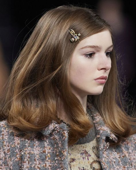 Autumn 2022 hair trends Autumn 2024 Hair Trends, Runway Hair Trends, Best Bridal Hairstyles, Undone Waves, Spring Hair Trends, Fashion Week Hair, Autumn Accessories, Pink Autumn, Gentle Facial Cleanser