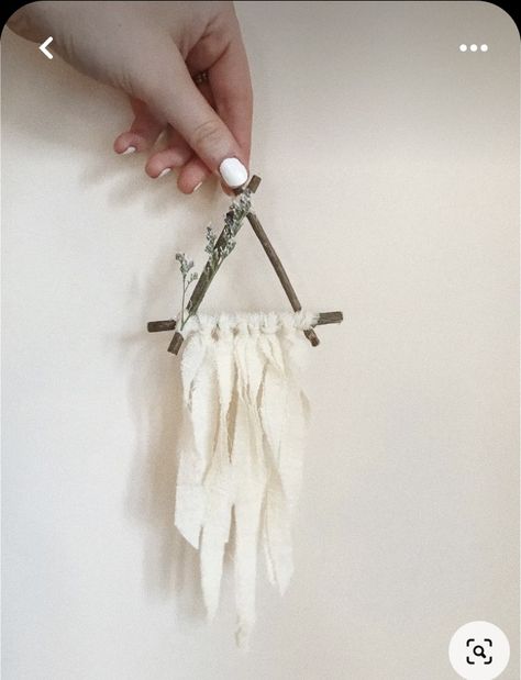 Diy Small Dream Catcher, Dream Catcher Car Hanging, Triangle Dream Catcher Diy, Small Dream Catcher Diy, Boho Dream Catcher Diy, Christmas Dream Catcher, Triangle Dream Catcher, Mini Dream Catcher, Diy Dream Catcher