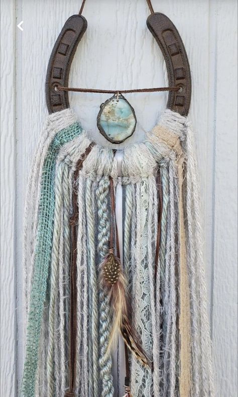 Easy Western Diy Crafts, Western Style Macrame, Boho Things To Make, Cute Diy Western Decor, Horse Diy Decor, Western Horse Decor, Easy Diy Western Room Decor, Horse Shoe Wall Decor, Horse Shoe Decorations