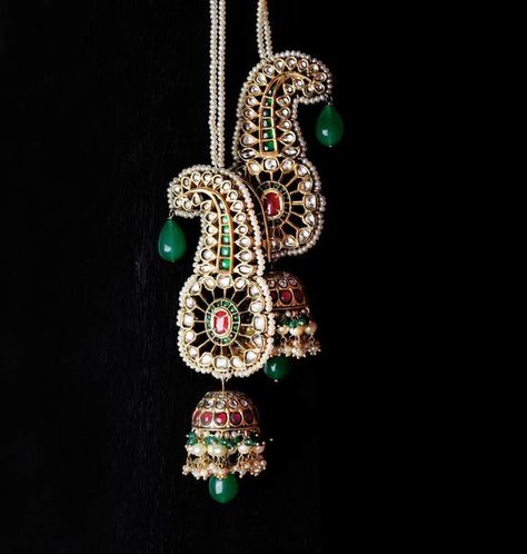 35+ Dazzling Jhumka Designs for Brides to take Inspiration from! | ShaadiSaga Spoon Jewelry Diy, Mughal Jewelry, Jaipur Jewelry, Wedding Jewellery Designs, Jhumka Designs, Hair Jewellery, Antique Jewelry Indian, Antique Gold Jewelry, Bridal Jewellery Indian