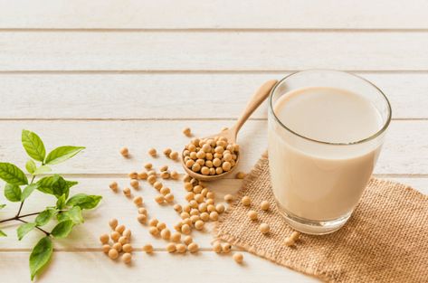 10 Protein Shake Recipes That Actually Help With Weight Loss! - Almased Soy Milk Benefits, Buah Bit, Menu Sarapan Sehat, Milk Benefits, Healthy Milk, Berbuka Puasa, Soy Beans, Soy Recipes, Dairy Alternatives