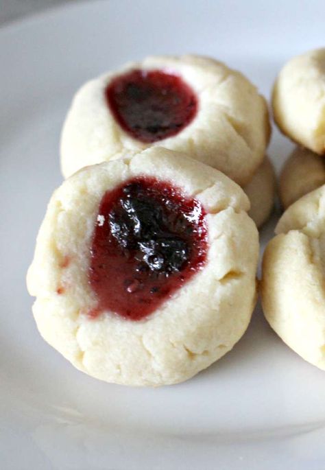 Smuckers Strawberry Jam Thumbprint cookies goodness tall Strawberry Jam Cookies, Raspberry Thumbprint Cookies, Jam Thumbprint Cookies, Sugar Cookie Crust, Christmas Food Treats, Thumbprint Cookies Recipe, Easy Christmas Cookie Recipes, Raspberry Cookies, Jam Cookies