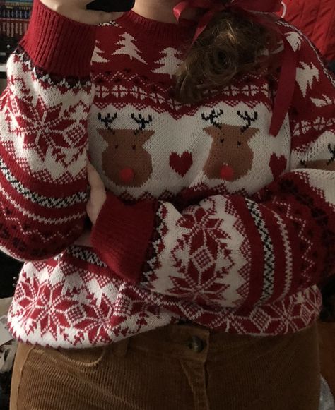 Christmas Jumpers Aesthetic, Christmas Jumper Outfit Aesthetic, Christmas Aesthetic Pjs, Christmas At Grandmas House, Christmas Aesthetic 2000s, Christmas Jumper Aesthetic, Chrismast Vibes Aestethic, Christmas Atheistic, Christmas Aesthetic Cat