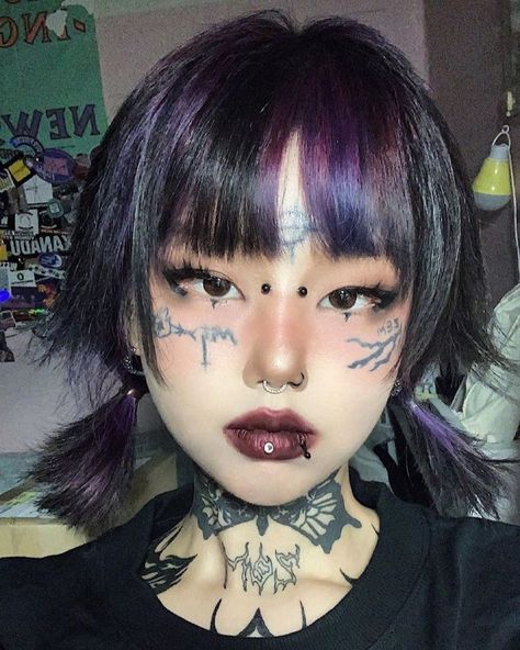 Alt Makeup, Eyeliner Tattoo, Alternative Makeup, Edgy Makeup, 짧은 머리, Hair Reference, Hair Inspo Color, Grunge Hair, Aesthetic Hair