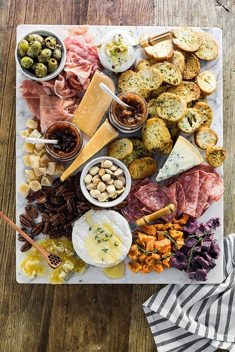 How to build the perfect seasonal cheese board via Waiting On Martha Super Bowl Essen, Herb Crusted Salmon, Fest Mad, No Cook Appetizers, Antipasto Platter, Idee Pasto, Crusted Salmon, Charcuterie Cheese, Easy Cheese