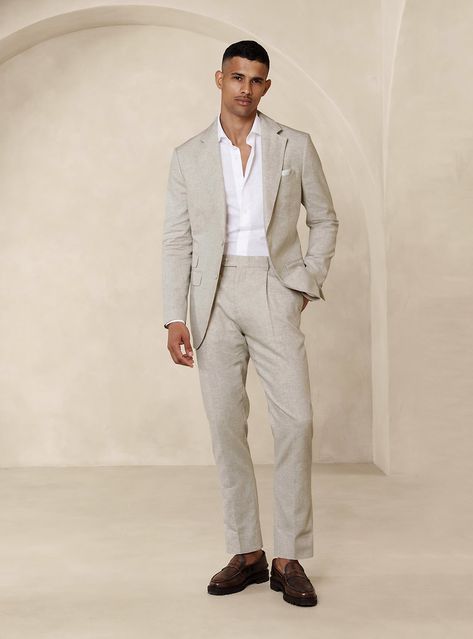 Elevate your warm-weather style with a chic beige suit and white dress shirt, complemented by classic dark brown loafers. A perfect combination for a polished and professional appearance at any formal event. Dinner Outfit Men, Dark Brown Loafers, Fat Style, Beige Suit, Suit Combinations, Loafers Outfit, Suit White, Beige Wedding, Beige Suits