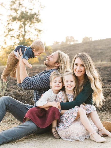 Natural light rustic outdoor family photos by Elate Family Family Photo Outfits Winter, Pose Portrait, Fall Family Photo Outfits, Family Portrait Poses, Outdoor Family Photos, Family Photoshoot Outfits, Family Picture Poses, Photography Poses Family, Fall Family Pictures