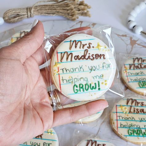 ✨️Agradece a los Maestros con Dulzura 🌟 Mi hijo ha tenido la suerte de contar con grandes maestros que lo han ayudado a crecer cada año escolar. ✨ ¿Qué mejor manera de agradecerles que con estas deliciosas galletas personalizadas 🍪❤️ Cada galleta es una pequeña obra de arte, diseñada con cariño para brindar un regalo dulce y significativo. 🎨🍎 Perfectas para sorprender y agradecer a esos maestros que hacen la diferencia en la vida de nuestros hijos. 🌟👩‍🏫👨‍🏫 ¡Haz tu pedido hoy y endulza el... Help Me